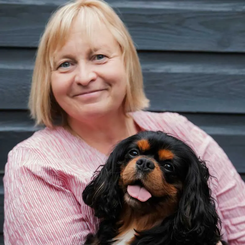 Nicole Mader mit ihrem Hund Gismo